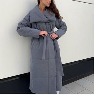 Abrigo largo gris acolchado