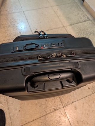 Trolley negro con espacio para portátil