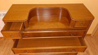 Cómoda y espejo de madera