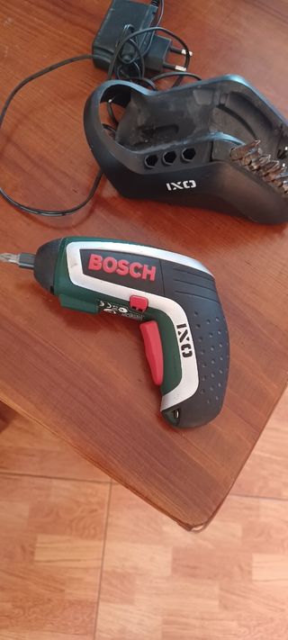 Atornillador Bosch IXO con cargador