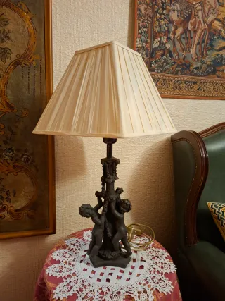 Lámpara de mesa con figuras de querubines