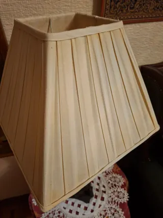 Lámpara de mesa con figuras de querubines