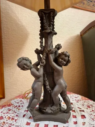 Lámpara de mesa con figuras de querubines