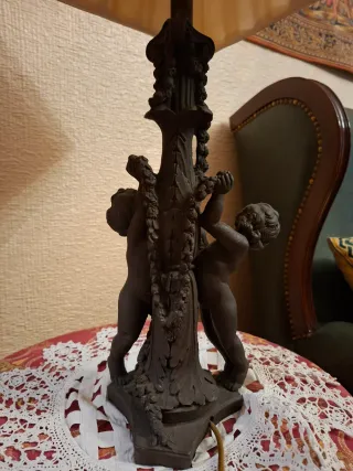 Lámpara de mesa con figuras de querubines