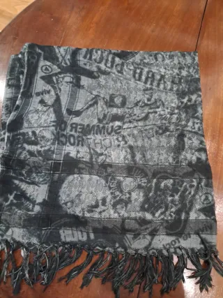 Sciarpa con stampa rock nera e grigia