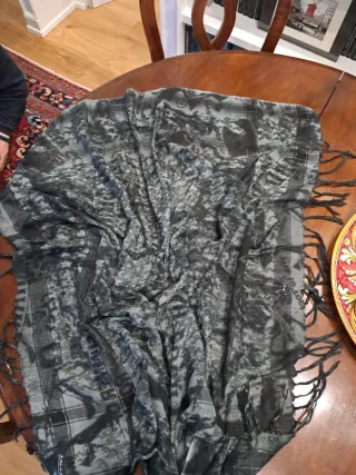 Sciarpa con stampa rock nera e grigia