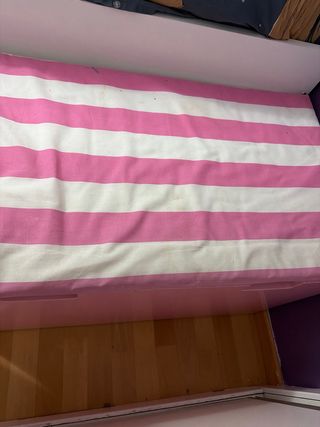 Cajón Ikea blanco y rosa