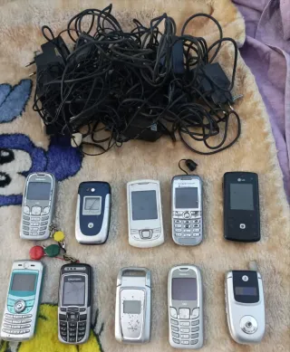 Lote de móviles antiguos Grundig, LG, Motorola, Si