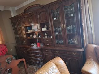 Mueble de salón de madera y cristal