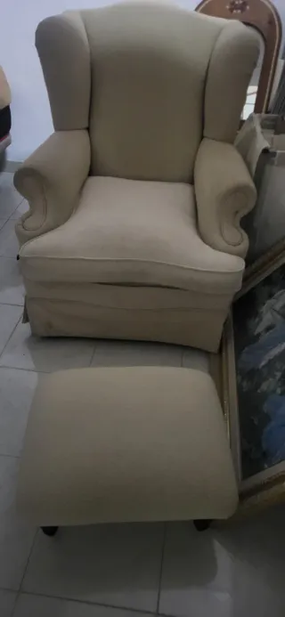 Sillón orejero beige con reposapiés