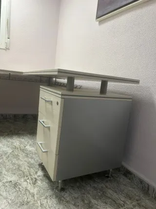 Scrivanoia da ufficio a due piani a forma di L