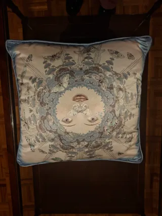 Cojín decorativo con diseño de mariposas