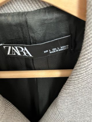 Abrigo de rayas gris de Zara