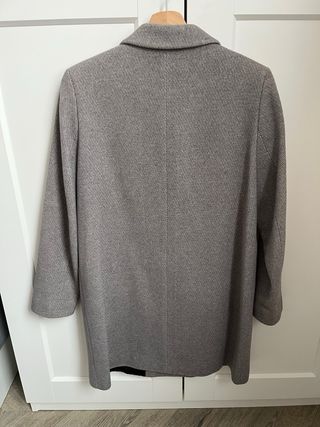 Abrigo de rayas gris de Zara