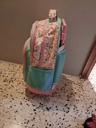 Mochila escolar con ruedas y diseño de mariposas