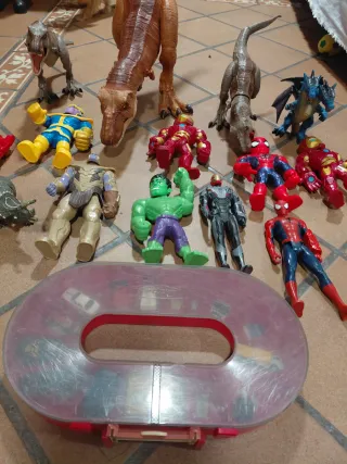 Lote Juguetes Marvel y Dinosaurios