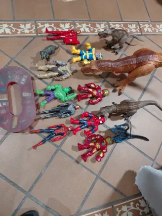 Lote Juguetes Marvel y Dinosaurios