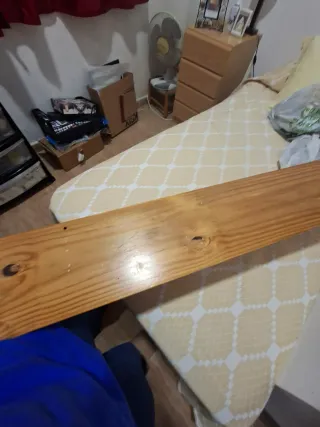 Estantería de madera rústica