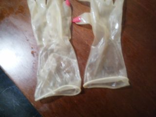 Guanti in lattice trasparenti con unghie fucsia