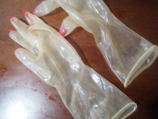 Guanti in lattice trasparenti con unghie fucsia