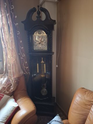 Reloj de pie clásico negro y dorado