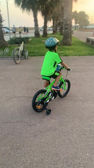Bicicleta infantil verde con ruedines