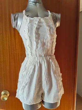 Mono blanco con encaje