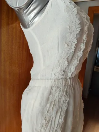Mono blanco con encaje