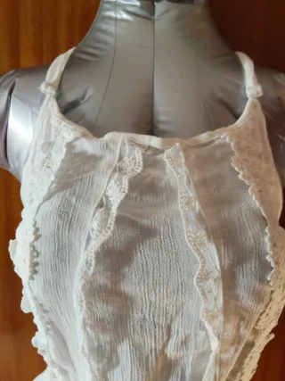 Mono blanco con encaje