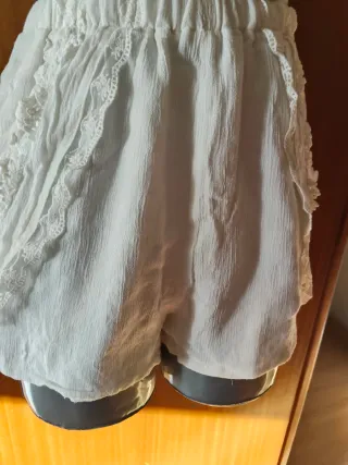 Mono blanco con encaje