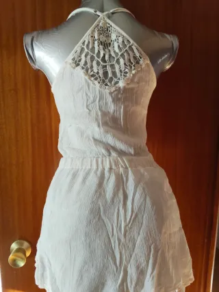 Mono blanco con encaje