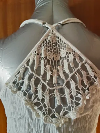 Mono blanco con encaje