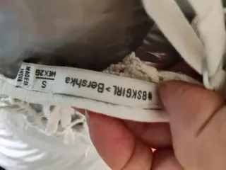 Mono blanco con encaje