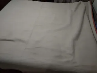 Manta de cama Camel y beige es de polar.