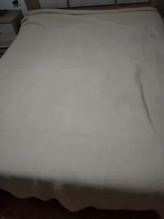 Manta de cama Camel y beige es de polar.