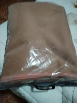 Manta de cama Camel y beige es de polar.