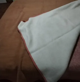 Manta de cama Camel y beige es de polar.