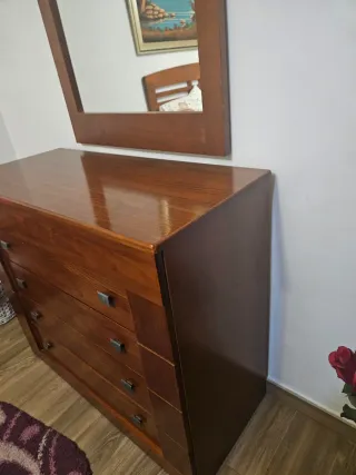 Cómoda de madera con espejo