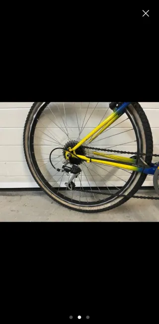 Bicicleta de Montaña Azul y Amarilla