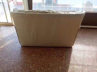Sofá de piel beige