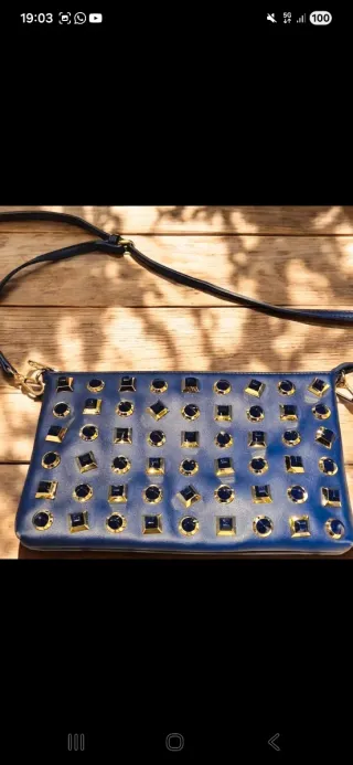 Borsa tracolla blu con borchie dorate