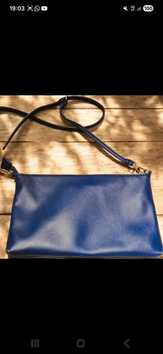 Borsa tracolla blu con borchie dorate