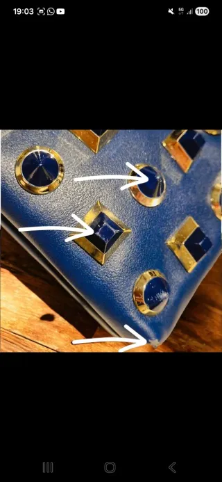 Borsa tracolla blu con borchie dorate