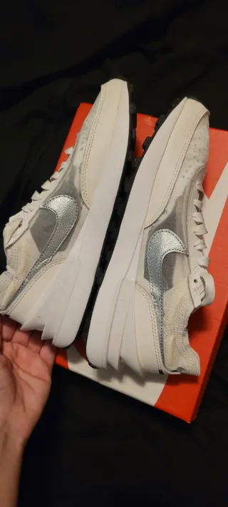 Zapatillas Nike Blancas y Plateadas