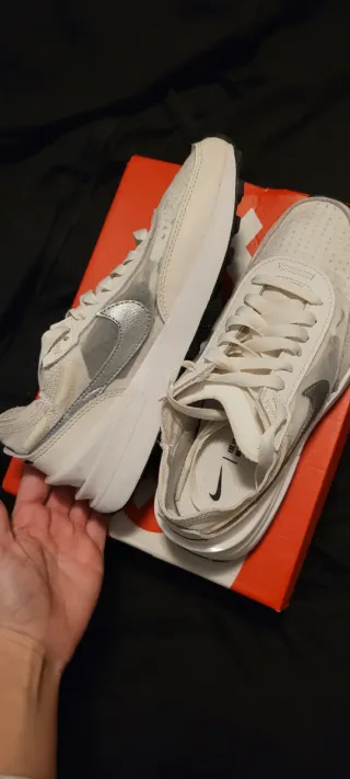 Zapatillas Nike Blancas y Plateadas