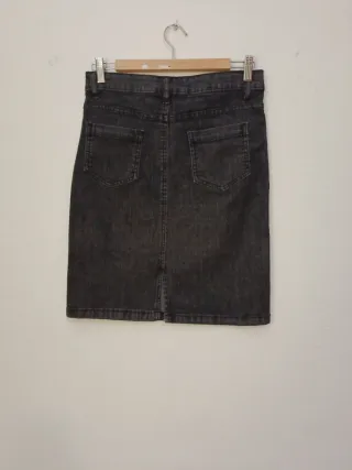 Falda vaquera negra con tachuelas