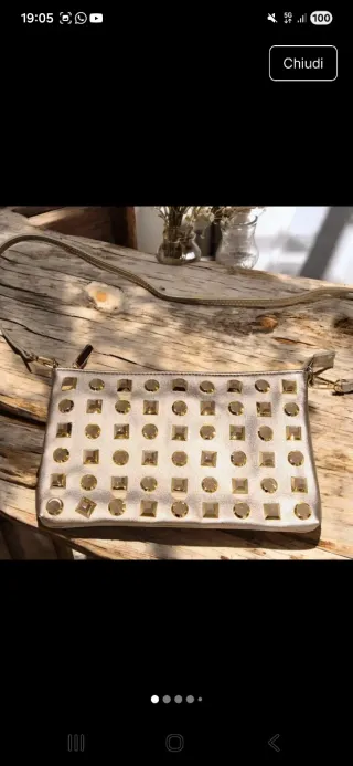 Borsetta tracolla con borchie oro