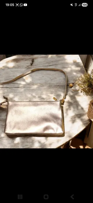 Borsetta tracolla con borchie oro