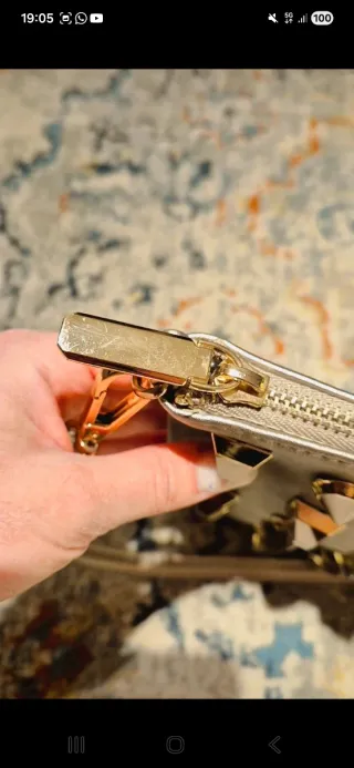 Borsetta tracolla con borchie oro