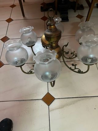 Lámpara de techo dorada con tulipas